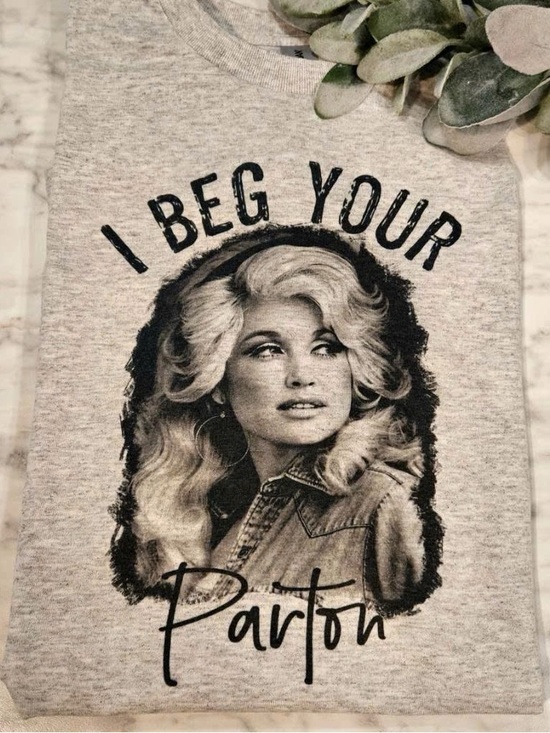 Gildan Other - Vintage Ash Grey T-Shirt with Black Portrait 'I Beg Your Parton' Graphic